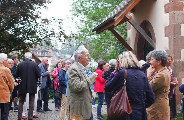 Das gesellige Zusammenstehen von Besuc...bei den Schallbacher Kulturtagen dazu.  | Foto: Roswitha Frey