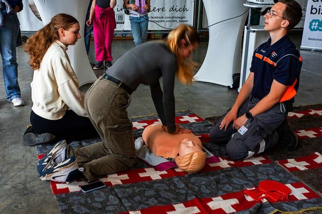 Beim DRK konnte die Herzdruckmassage gebt werden.  | Foto: Hubert Gemmert