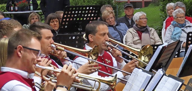 Die Blasmusik und Rettiche standen gan...e Menschen lieen sich davon anlocken.  | Foto: Gerd Leutenecker