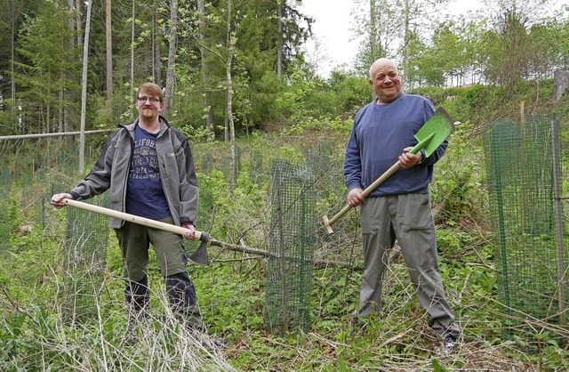 Die Spender Matthias Scheu (rechts)  u... der Pflanzaktion fr Christian Mauch.  | Foto: Gnther Nosbsch