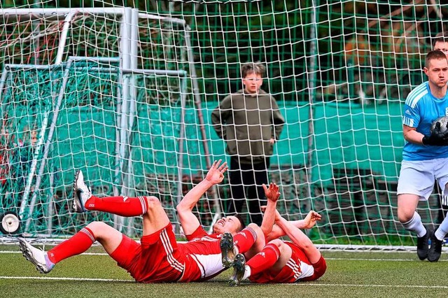 Am Boden sind die Spieler des SV Hinte... ist die Klasse noch nicht gesichert.   | Foto: Wolfgang Scheu