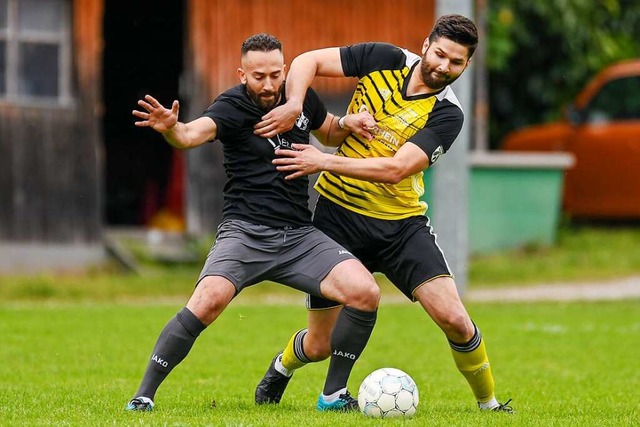 Marco Compagnino von Bosporus Friedlin...chsel) sah spter die Gelb-Rote Karte.  | Foto: Gerd Grndl