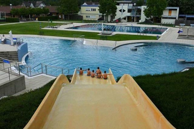 Rutschen und Witze machen: So startet das Dreisambad in Kirchzarten in die Saison