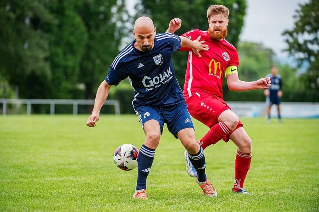 Joker Tolga Polat (links), hier im Due...um 3:2-Sieg des SV Blau-Wei Murg bei.  | Foto: Ralf Schuble