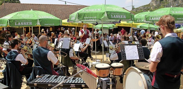 Dienten die Schirme am Samstagabend no...mmungsgemen Zweck als Sonnenschirme.  | Foto: Reinhard Cremer