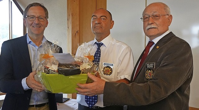 Oberbrgermeister Philipp Frank (von l...der und Beisitzer) einen Geschenkkorb.  | Foto:  Ursula Freudig