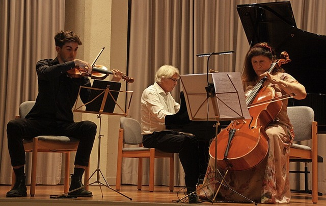 Adrian Kratzert, Michael und Sanja Uhde ( v. l.) begeisterten mit ihrem Konzert.  | Foto: Christiane Franz