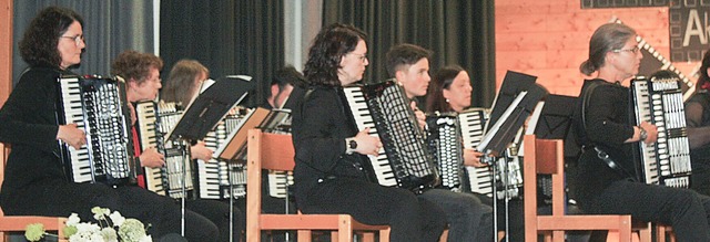 Am Ende wurde es eng auf der Bhne in ... Orchester auf der Bhne Platz nahmen.  | Foto: Hildegard Karig