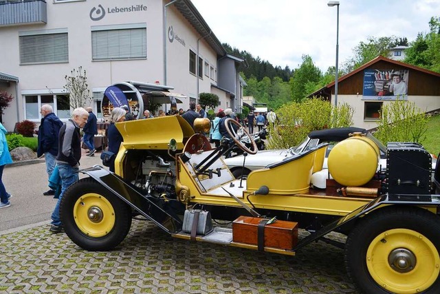 An den aufgereihten Oldtimern vorbei s...dster mit Baujahr 1916 und schon 80 PS  | Foto: Nikolaus Bayer