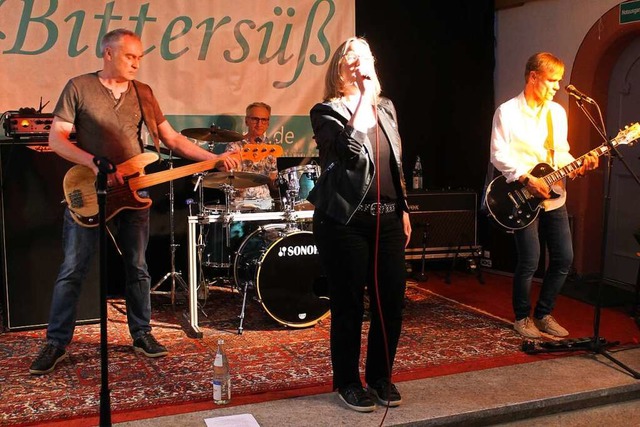 Die Band Bitters bei ihrem Auftritt in der alten Dorfkirche in Menzenschwand.  | Foto: Cornelia Liebwein