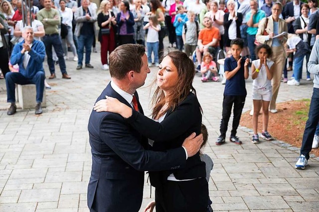 Faire Geste am Wahlabend: Mario Schlafke und Sarah Michaelis umarmen sich.  | Foto: Volker Mnch