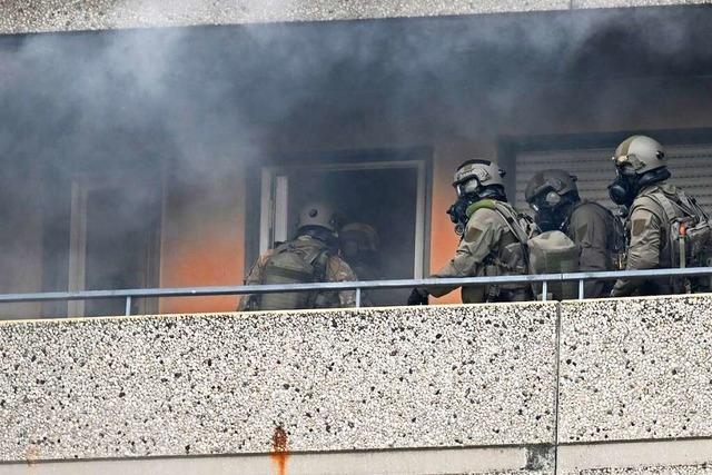 Einsatzkrfte bei Hochhaus-Explosion in Ratingen rannten brennend auf die Strae