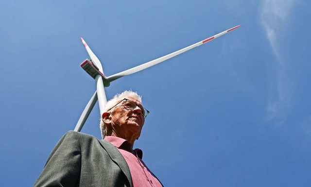 Vorm Rotor: Ministerprsident Winfried...n Windpark-Projekt in Sulzbach-Laufen.  | Foto: Bernd Weibrod (dpa)