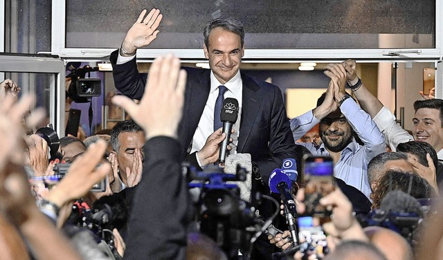 Kyriakos Mitsotakis feiert nach der Wahl mit seinen Anhngern.  | Foto: ARIS MESSINIS (AFP)