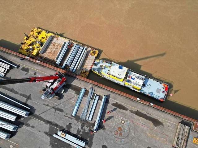 Der Transport der einzelnen Elemente d...folgt auf einem Ponton ber den Rhein.  | Foto: Pressefoto Roche