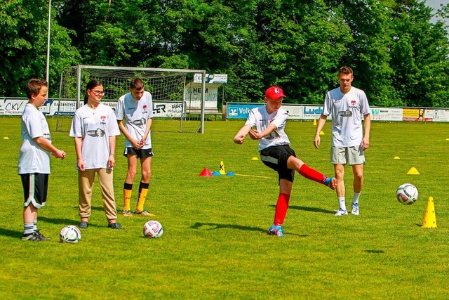 Training mit dem Idol: Matthias Ginter...indern und Jugendlichen auf dem Platz.  | Foto: Daniel Hengst