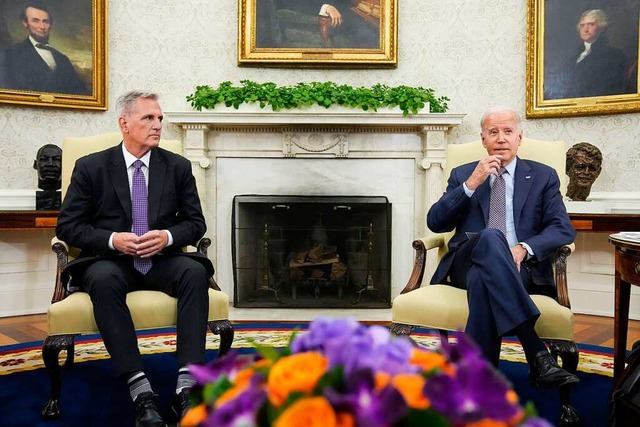 Joe Biden trifft sich mit Kevin McCart...er die Schuldenobergrenze zu sprechen.  | Foto: Alex Brandon (dpa)