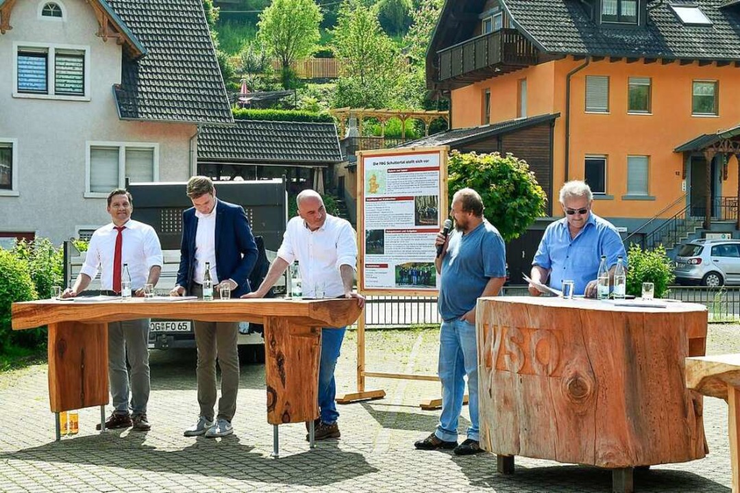 Johannes Fechner (von links), Yannick ...ertals Brgermeister Matthias Litterst  | Foto: Endrik Baublies