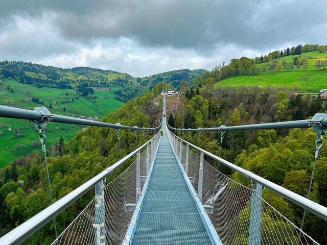 ber die neue Hngebrcke in Todtnaube...is zu 100.000 Besucher gefhrt werden.  | Foto: Sarah Trinler