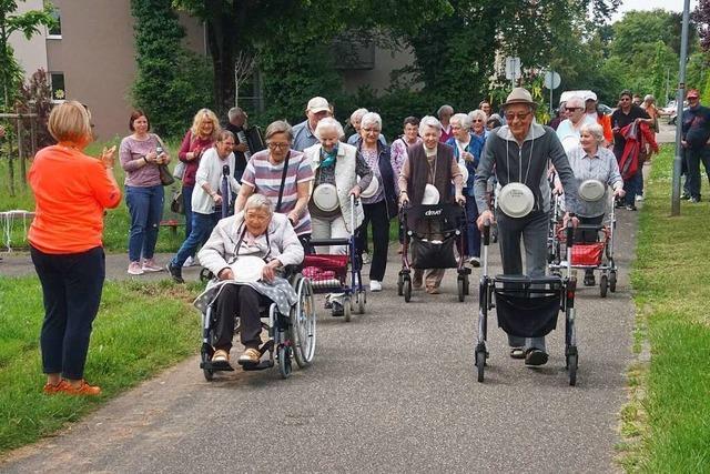 Mit Rollator und selbst im Rollstuhl: Seniorinnen und Senioren laufen fr einen Bouleplatz in Kenzingen