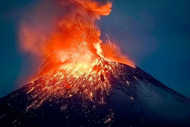 Mexikanischer Vulkan Popocatpetl spuckt glhende Asche
