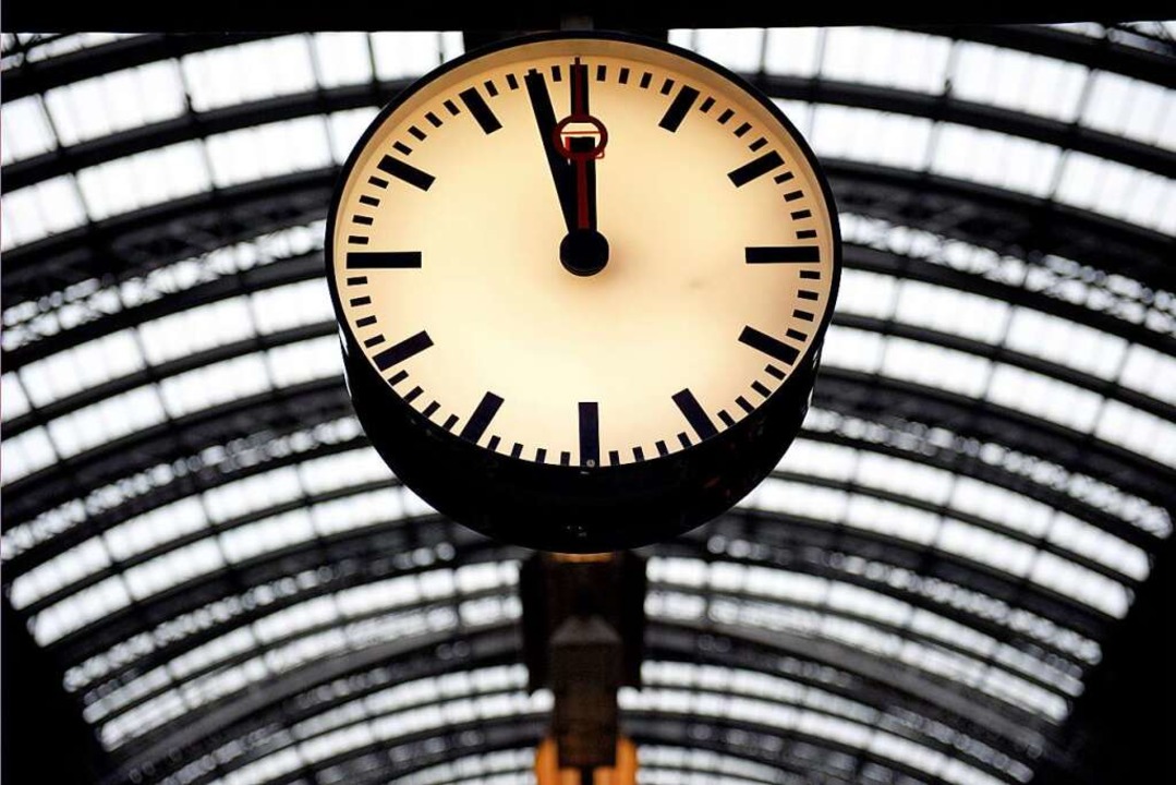 Eine Uhr am Frankfurter Hauptbahnhof  | Foto: Nicolas Armer