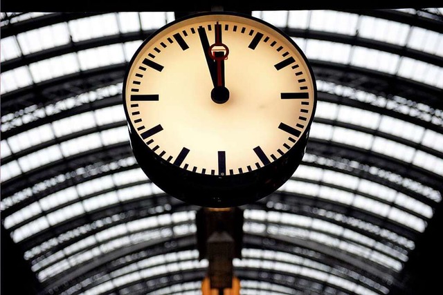 Eine Uhr am Frankfurter Hauptbahnhof  | Foto: Nicolas Armer