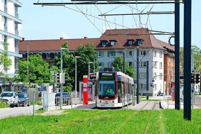 Erste Straenbahnen rollen ber Freiburgs Waldkircher Strae