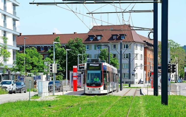 Einsteigen durften am Montag nur Fachl...llererste Bahn ber die neue Strecke.   | Foto: Ingo Schneider