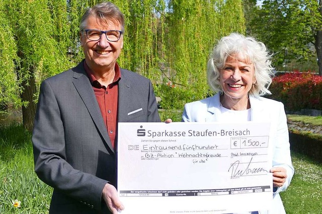 Rolf Rubsamen berreichte einen Scheck...20; im Sdlichen Breisgau organisiert.  | Foto: Frank Schoch
