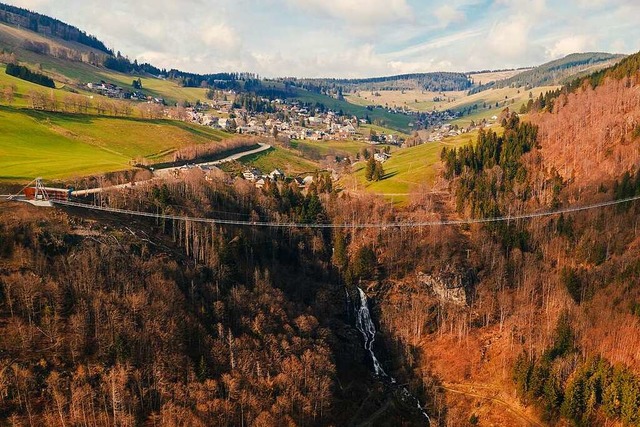 Die 450 Meter lange Hngebrcke Blackf... das Tal mit dem Todtnauer Wasserfall.  | Foto: Michael Corona