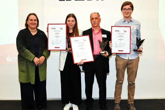 Bernd Bhler (zweiter von rechts) wurd...ortministerin Theres Schopper (links).  | Foto: Wolfgang List