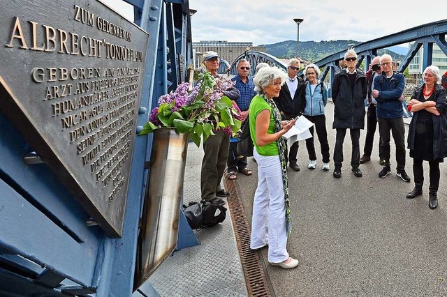 Marlu Wrmell-Klauss (Mitte) bei der Gedenkveranstaltung auf der Wiwil-Brcke  | Foto: Michael Bamberger