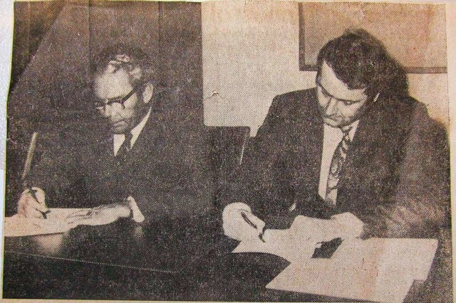 Ulrich Hehr (rechts) unterzeichnet als...rgermeister  Rudolf Loosmann (links).  | Foto: Privat