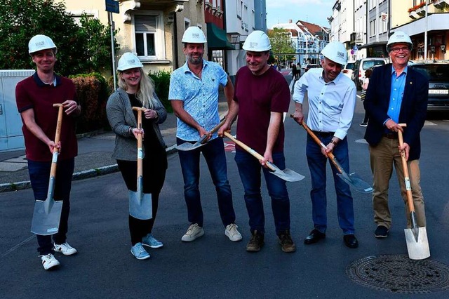 Beim Spatenstich  (von links): Jens Vo...t (Stadtwerke) und OB Klaus Eberhardt.  | Foto: Heinz und Monika Vollmar