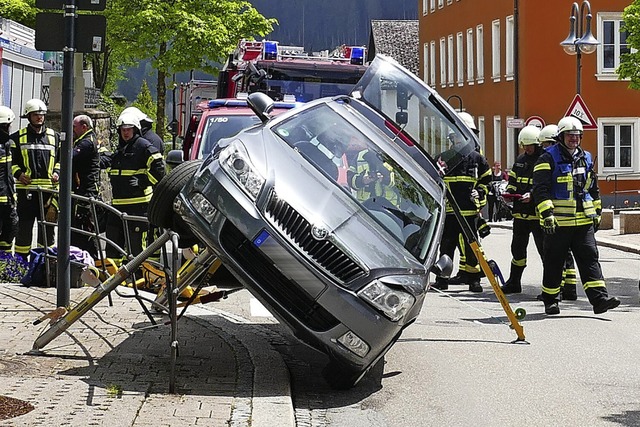 Das Auto der Unfallverursacherin steht..., das kurze Zeit spter entfernt wird.  | Foto: Lukas Mller