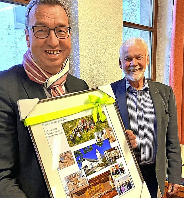Pfarrer Herrmann und Hans-Peter Hensle mit der Collage  | Foto: Kirchenchor Titisee
