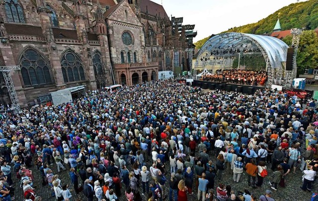 Der Mnsterplatz als Konzertarena: Hie...onzert des SWR-Orchesters im Jahr 2016  | Foto: Michael Bamberger