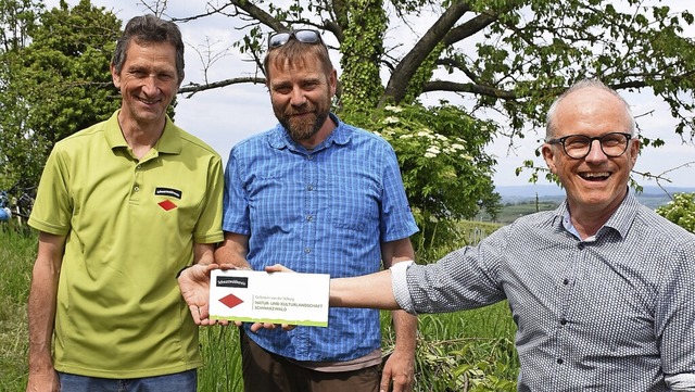 Peter Lutz (rechts) berreicht Natursc...chutzprojekt &#8222;Eckkinzig&#8220;.   | Foto: Roland Vitt