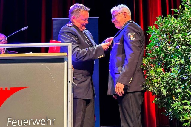 Michael Wegel (l.) steckt Peter Schwin...anten haben zu Dir aufgeschaut.&#8220;  | Foto: Helmut Seller