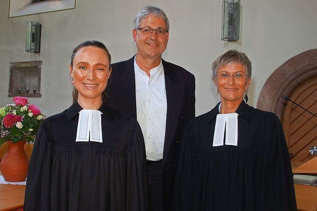 Dekanin Brbel Schfer (rechts) und Pf...r verabschieden Pfarrerin Judith Kern.  | Foto: Petra Wunderle