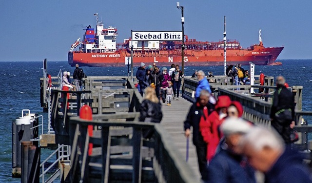 Ein LNG-Shuttle-Tanker liegt vor der K... Rgen. Dort ist die Stimmung gereizt.  | Foto: Stefan Sauer (dpa)