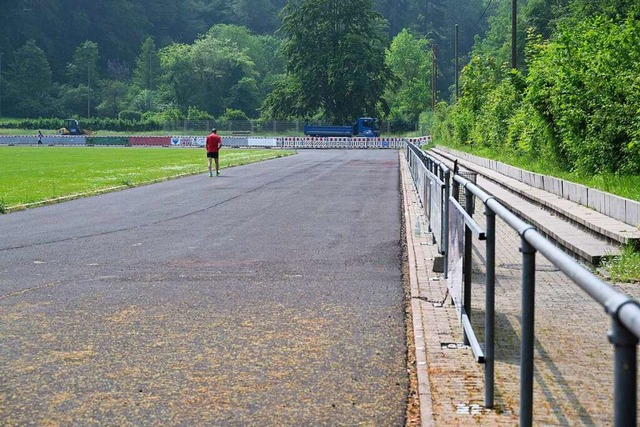 Die Sanierung der Laufbahn wird im Juli starten.  | Foto: Volker Mnch