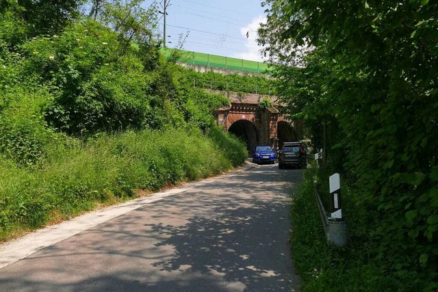 Die Durchfahrt an der Roten Brcke ist fr Autos im Gegenverkehr zu eng.  | Foto: Ulrich Senf