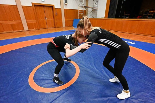 Die Waldkircherinnen Xenia (rechts) un...hesten Kindesbeinen an auf der Matte.  | Foto: Markus Zimmermann