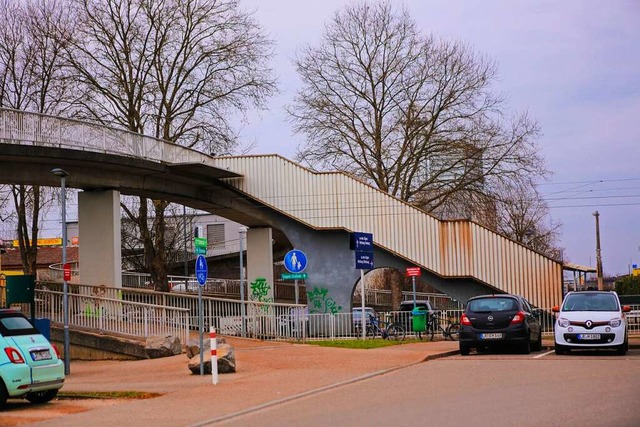 An der Fugngerbrcke am Bahnhof in O...muss eine Behelfstreppe gebaut werden.  | Foto: Adrian Hofmann