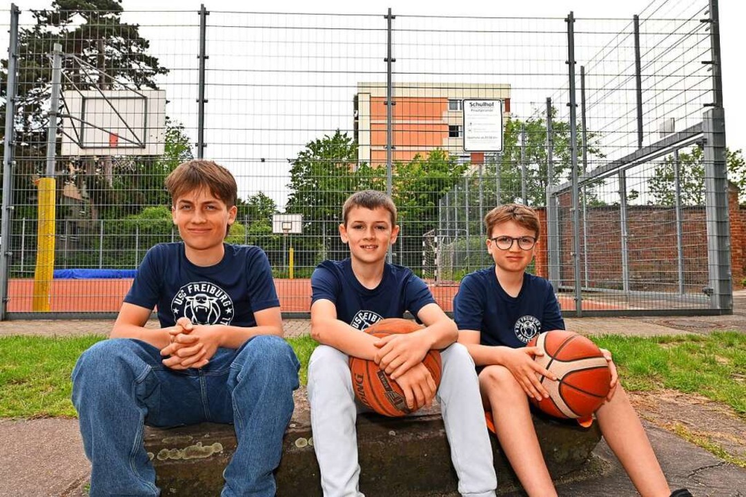 Samuel Hofmann, Nikolai Jekimow und Li...sketballplatz des Friedrich-Gymnasiums  | Foto: Thomas Kunz