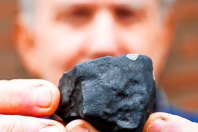 Bei dem Meteoritenfund aus Elmshorn ha... um einen Gesteinsbrocken aus dem All.  | Foto: Daniel Bockwoldt (dpa)