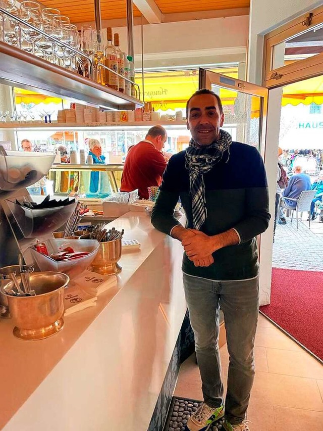 Giuliano Saggiomo im Eiscaf Dolomiti ... verkauft eine Kugel Eis fr 1,50 Euro  | Foto: Sami Capri