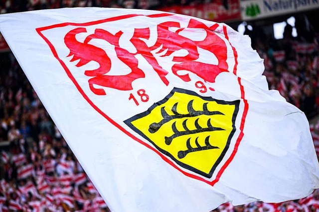 Eine Fahne mit dem Logo des VfB Stuttgart wird vor dem Spiel geschwungen.  | Foto: Tom Weller (dpa)